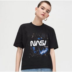 Koszulka NASA - Czarny. Czarne koszulki damskie Cropp, s, bez wzorów, bez kołnierzyka, bez rękawów. Za 49,99 zł.