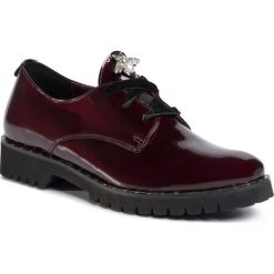 Oxfordy KARINO - 2934/009-P Bordo. Czerwone półbuty damskie Karino, bez obcasa, na płaskiej podeszwie, bez zapięcia. W wyprzedaży za 219,00 zł.