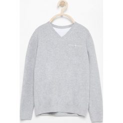 Sweter z dekoltem w serek - Jasny szar. Szare swetry chłopięce marki Reserved, l, z dekoltem w serek. Za 79,99 zł.