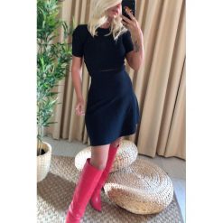 Sukienka MAKENZA BLACK. Czarne sukienki damskie Sukienka MAKENZA BLACK, uniwersalny, bez wzorów, z dzianiny, bez kołnierzyka, z krótkim rękawem, krótkie, mini. W wyprzedaży za 69,00 zł.