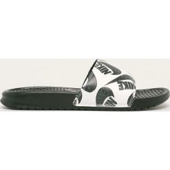 Nike Sportswear - Klapki Benassi Just Do It. Czarne kapcie męskie Nike Sportswear, bez wzorów, ze skóry ekologicznej. W wyprzedaży za 99,90 zł.