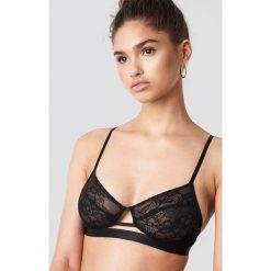 NA-KD Lingerie Koronkowy biustonosz z fiszbinami - Black. Czarne biustonosze bardotka NA-KD Lingerie, z haftami, z koronki. Za 52,95 zł.