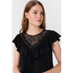 Guess Lodovica Top Czarny. Czarne bluzki damskie Guess, s, w koronkowe wzory, z bawełny, bez kołnierzyka. Za 312,95 zł.