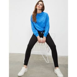 Bluza oversize ze ściągaczem. Niebieskie bluzy damskie Moodo, l, bez wzorów, z bawełny, z długim rękawem, długie, bez kaptura. Za 69,99 zł.