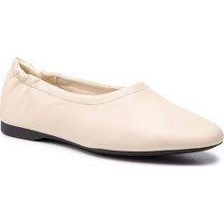 Półbuty VAGABOND - Maddie 4704-140-62 Off White. Białe półbuty damskie Vagabond, na co dzień, bez wzorów, ze skóry, bez obcasa, bez zapięcia. W wyprzedaży za 209,00 zł.