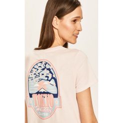 Wrangler - T-shirt. Różowe bluzki damskie Wrangler, s, z nadrukiem, z bawełny, z okrągłym kołnierzem. W wyprzedaży za 94,90 zł.