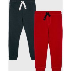 Blukids - Spodnie dziecięce (2 pack) 98-134 cm. Czerwone spodnie chłopięce Blukids, bez wzorów, z bawełny, casualowe. W wyprzedaży za 59,90 zł.