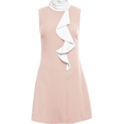 Sukienka z falbaną bonprix jasnoróżowo-biały. Białe sukienki damskie bonprix, bez wzorów, eleganckie, ze stójką, bez rękawów. Za 79,99 zł.