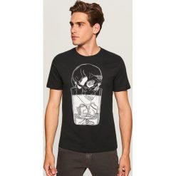 T-shirt z nadrukiem - Czarny. Czarne t-shirty męskie z nadrukiem Reserved, l. Za 39,99 zł.