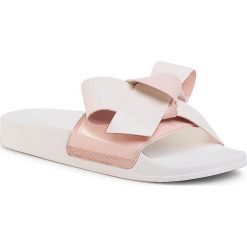 Klapki RED VALENTINO - TQ0S0D89 Nude/Lat C6A. Różowe klapki damskie Red Valentino, z aplikacjami, z tworzywa sztucznego, bez obcasa. W wyprzedaży za 589,00 zł.