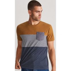 T-shirt z kieszenią - Niebieski. Niebieskie t-shirty męskie Reserved, s, bez wzorów, bez kołnierzyka. W wyprzedaży za 29,99 zł.