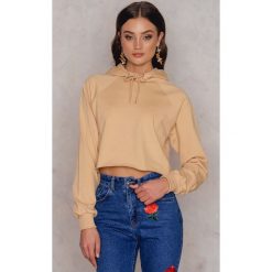 Bluzy damskie: Josefin Ekström for NA-KD Krótka bluza z kapturem – Beige
