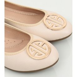Baleriny damskie beżowe VS-660 BEIGE. Brązowe baleriny damskie obuwie damskie, z aplikacjami, ze skóry ekologicznej, bez obcasa. Za 57,38 zł.