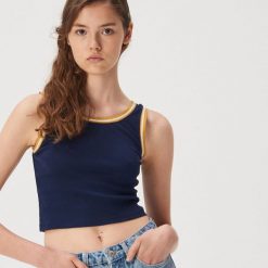 Crop top z lamówkami w paski - Granatowy. Niebieskie topy damskie Sinsay, s, w paski, bez kołnierzyka. W wyprzedaży za 9,99 zł.