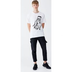 Koszulka z dłońmi w kajdankach i komórką. Białe koszulki męskie Pull&Bear, m, bez wzorów, bez kołnierzyka, z krótkim rękawem, krótkie. Za 39,90 zł.
