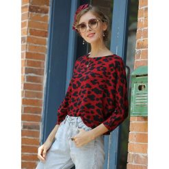 Sweter w kolorze bordowo-czarnym. Czerwone swetry damskie Swetry na chłodne dni, bez wzorów, bez rękawów, bez kaptura. W wyprzedaży za 89,95 zł.