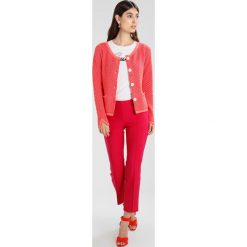Josephine & Co LAUREEN CARDIGAN Kardigan indian pink. Pomarańczowe kardigany damskie marki Josephine & Co, xl, z bawełny. W wyprzedaży za 353,40 zł.