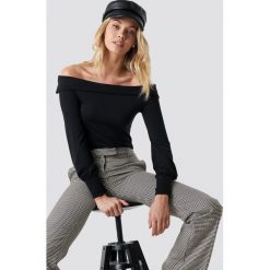 NA-KD Trend Off Shoulder Long Sleeve Top - Black. Czarne topy damskie marki NA-KD Trend, bez wzorów, z materiału, bez kołnierzyka. Za 100,95 zł.
