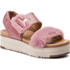Sandały UGG - W Fluff Chella 1099815 W/Pdw. Różowe klapki damskie Ugg, bez wzorów, ze skóry, bez obcasa. W wyprzedaży za 579,00 zł.