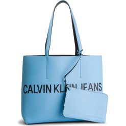 Torebka CALVIN KLEIN JEANS - Ultra Light Reversible Tote K60K605235 908. Niebieskie torebki klasyczne damskie marki Calvin Klein Jeans, bez wzorów, z jeansu, klasyczne, na ramię, bez dodatków. Za 449,00 zł.