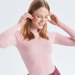 Prążkowany sweter z wycięciem - Różowy. Różowe swetry damskie Cropp, s, bez wzorów, prążkowane, bez rękawów, bez kaptura. W wyprzedaży za 29,99 zł.
