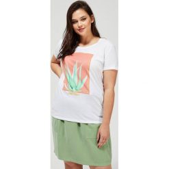 T-shirt z nadrukiem. Różowe bluzki damskie Moodo, z nadrukiem, z bawełny, klasyczne, z okrągłym kołnierzem, z krótkim rękawem. Za 29,99 zł.