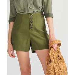 Szorty z lnem - Khaki. Brązowe szorty damskie Reserved, bez wzorów. Za 89,99 zł.