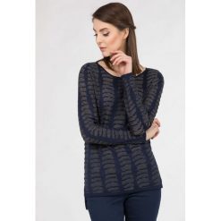 Sweter z nieregularnym wzorem. Szare swetry klasyczne damskie marki Monnari, z wiskozy. Za 83,58 zł.