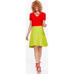 SPÓDNICA ROZKLOSZOWANA W MODNYM KOLORZE. Żółte spódniczki rozkloszowane marki Top Secret, na lato, z dzianiny, eleganckie. W wyprzedaży za 49,99 zł.