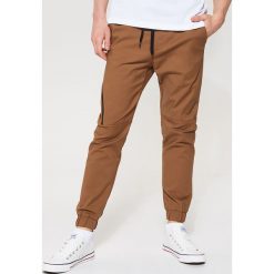 Joggery męskie: Materiałowe joggery – Brązowy