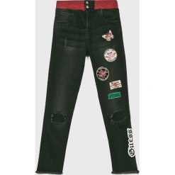 Guess Jeans - Jeansy dziecięce 147-175 cm. Czarne spodnie chłopięce Guess Jeans, z aplikacjami, z elastanu. W wyprzedaży za 159,90 zł.