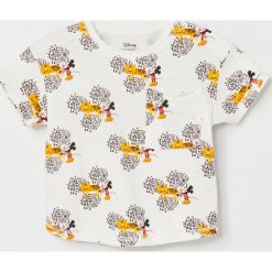 Bawełniany t-shirt Myszka Miki - Kremowy. Białe t-shirty męskie Reserved, bez wzorów, z bawełny, bez kołnierzyka. Za 35,99 zł.