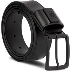 Pasek Męski GUESS - BM7083 LEA35 BLA. Czarne paski męskie Guess, z aplikacjami, ze skóry. Za 229,00 zł.