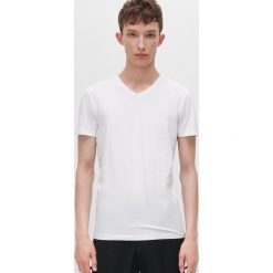 T-shirt z dekoltem w serek -. T-shirty męskie Reserved, s, bez wzorów, z dekoltem w serek. Za 25,99 zł.