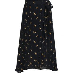 Spódniczki trapezowe: Miss Selfridge MARIA DITSY WRAP MIDI SKIRT Spódnica trapezowa black