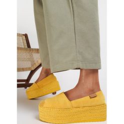Żółte Espadryle Amalinassa. Żółte espadryle damskie Renee, bez wzorów, bez obcasa. W wyprzedaży za 94,99 zł.