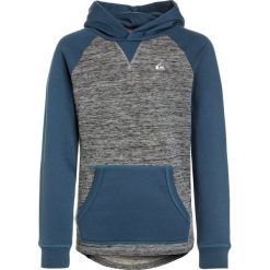Quiksilver Bluza z kapturem real teal. Zielone bluzy chłopięce marki Quiksilver, z bawełny, z kapturem. W wyprzedaży za 170,10 zł.