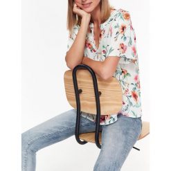 Bluzka w kwiatowy wzór, o luźnym kroju. Białe bluzki damskie Top Secret, w kwiaty, eleganckie, z koszulowym kołnierzykiem, z krótkim rękawem. W wyprzedaży za 89,99 zł.