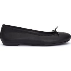 Skórzane baleriny w kolorze czarnym. Czarne baleriny damskie Abril Flowers, bez wzorów, bez obcasa. W wyprzedaży za 119,95 zł.