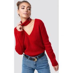 Luisa Lion x NA-KD Sweter z wycięciem - Red. Czerwone swetry damskie marki Luisa Lion x NA-KD, bez wzorów, bez rękawów, długie, bez kaptura. Za 161,95 zł.