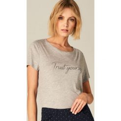 T-shirty damskie: Koszulka ze zdobionym napisem – Szary