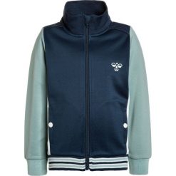 Hummel FALCON ZIP JACKET Kurtka sportowa blue wing teal. Niebieskie kurtki chłopięce marki Hummel, z bawełny. W wyprzedaży za 170,10 zł.