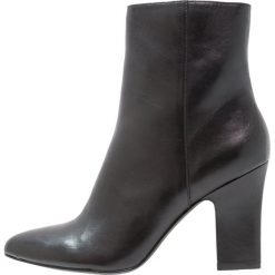 KIOMI Botki na obcasie black. Czarne botki damskie na obcasie KIOMI, z materiału. Za 379,00 zł.