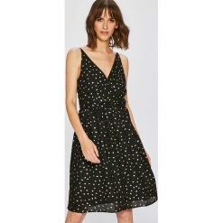 Vero Moda - Sukienka Henna. Sukienki małe czarne Vero Moda, na co dzień, l, z poliesteru, casualowe, na ramiączkach, rozkloszowane. W wyprzedaży za 89,90 zł.
