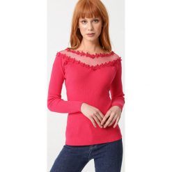 Czerwony Sweter Melshire. Czerwone swetry dziewczęce Born2be, z aplikacjami, prążkowane, bez kołnierzyka, z długim rękawem, długie, bez kaptura. Za 99,99 zł.