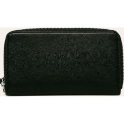 Calvin Klein - Portfel. Czarne portfele damskie Calvin Klein, bez wzorów, ze skóry ekologicznej. W wyprzedaży za 249,90 zł.