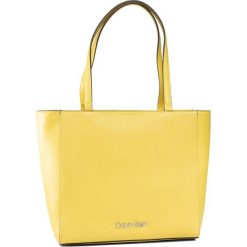 Torebka CALVIN KLEIN - Ck Must Shopper Sm K60K606665 LAF. Żółte torby damskie na zakupy Calvin Klein, bez wzorów, ze skóry ekologicznej, klasyczne, bez dodatków. Za 539,00 zł.