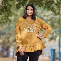 Musztardowa tunika bluzka z falbanką i nadrukiem duże rozmiary XXL. Czarne bluzki damskie Moda Size Plus Iwanek, xl, z nadrukiem, z elastanu, z falbankami, bez rękawów. Za 99,90 zł.