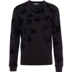 McQ Alexander McQueen CLEAN Bluza darkest black. Czarne bluzy męskie marki McQ Alexander McQueen, s, bez wzorów, z bawełny, bez kołnierzyka, bez rękawów, bez kaptura. Za 1069,00 zł.