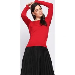Czerwony Sweter Out Action. Czerwone swetry klasyczne damskie Born2be, l, z dekoltem w łódkę. Za 59,99 zł.